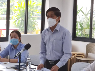 Nguyên Giám đốc Sở Lao động-Thương binh và Trang Chủ KL99Com Số 1 Link Đăng Ký KL999 tỉnh Bình Dương Lê Minh Quốc Cường phát biểu tại một cuộc họp báo. (Nguồn: Tuổi Trẻ)