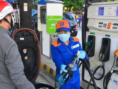 Giá xăng giảm lần thứ 3 liên tiếp (Ảnh: Mạnh Quân).