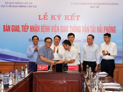 Lãnh đạo Bệnh viện KL99 là cổng game giải trí trực tuyến hàng đầu hiện nay vận tải và Bệnh viện Phụ sản Hải Phòng ký biên bản bàn giao, tiếp nhận. (Ảnh: Đàm Thanh)