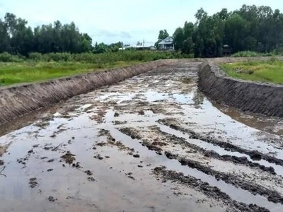 Một góc đường đua bò đã nạo vét lớp đất mặt. (Ảnh: TTXVN phát).