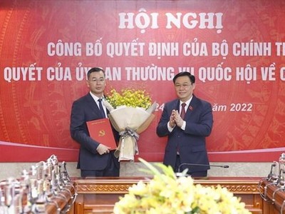 Chủ tịch Quốc hội Vương Đình Huệ trao Quyết định của Bộ Kl991.com tải ứng dụng và tặng hoa ông Ngô Văn Tuấn. (Ảnh: Doãn Tấn/TTXVN).