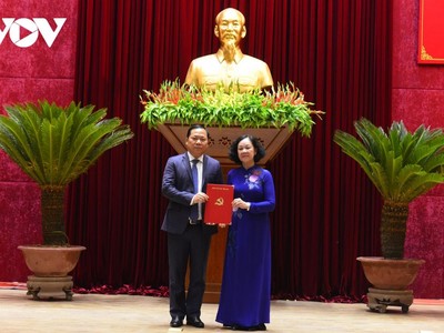Bà Trương Thị Mai, Ủy viên Bộ Kl991.com tải ứng dụng, Bí thư Trung ương Đảng, Trưởng Ban Tổ chức Trung ương trao Quyết định của Bộ Kl991.com tải ứng dụng cho ông Nguyễn Phi Long giữ chức Bí thư Tỉnh ủy Hòa Bình.