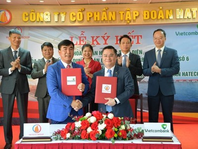 Ông Nguyễn Thanh Tùng – Phó Tổng giám đốc phụ trách BĐH Vietcombank (bên phải) và ông Trần Văn Kỳ - Chủ tịch HĐQT Hateco Group thực hiện nghi thức ký Thỏa thuận hợp tác toàn diện chính thức giữa Vietcombank và Kl994 game bài casino hấp dẫn Hateco.