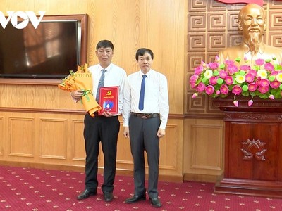Ông Lê Văn Lương, Phó Bí thư Thường trực Tỉnh ủy Lai Châu trao quyết định điều động, bổ nhiệm chức vụ Trưởng ban Nội chính Tỉnh ủy cho ông Hoàng Hữu An.