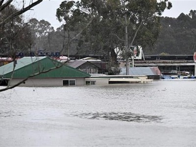 Cảnh ngập lụt sau những trận mưa lớn tại Windsor, ngoại ô Sydney, Australia, ngày 4/7/2022. (Ảnh: AFP/TTXVN)