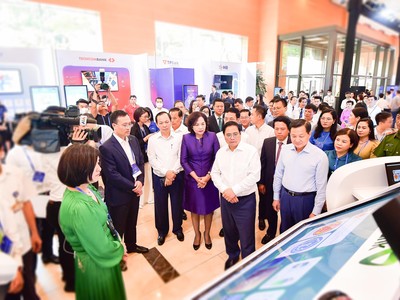 Ban Lãnh đạo Vietcombank giới thiệu về sản phẩm dịch vụ của Vietcombank với đoàn đại biểu do Thủ tướng Kl993 ưu đãi thưởng hấp dẫn Phạm Minh Chính (hàng đầu thứ hai từ phải sang) dẫn đầu tại sự kiện