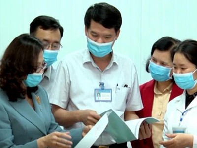 Phó Giám đốc Sở Y tế Yên Bái Nguyễn Văn Hà (giữa) khi còn phụ trách CDC Yên Bái. Ảnh: BYB.