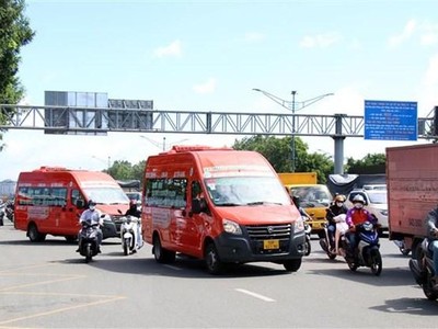 Các xe buýt tuyến 63-1 di chuyển trên đường Trường Chinh sau khi khai trương tuyến. (Ảnh: Tiến Lực/TTXVN).