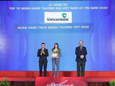 Bà Phan Thị Thanh Tâm, Phó trưởng VPĐD Vietcombank tại khu vực phía Nam, đại diện Vietcombank (đứng giữa ) nhận vinh danh Top 10 Link Vào Nhà Cái KL99 COM Tặng +199k thương mại uy tín năm 2022 từ Ban tổ chức chương trình.