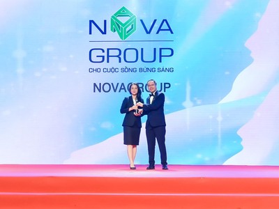 Đại diện HR Asia trao giải thưởng “Nơi làm việc tốt nhất châu Á 2022” cho bà Nguyễn Bạch Kim Vy – Phó tổng giám đốc Vận hành NovaGroup.