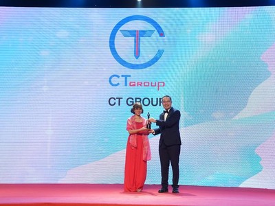 Đại diện Kl994 game bài casino hấp dẫn CT Group tại lễ trao giải HRAA 2022.