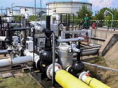 Trạm tiếp nhận của hệ thống đường ống dẫn dầu Druzhba giữa Hungary và Nga ở gần thị trấn Szazhalombatta, cách Budapest (Hungary) khoảng 30km về phía Nam. (Ảnh: AFP/TTXVN)