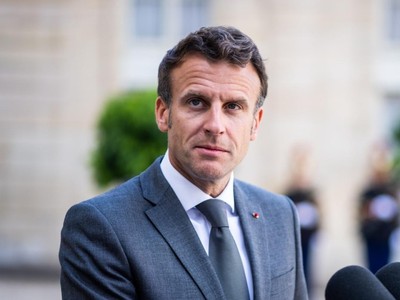 Tổng thống Pháp Emmanuel Macron, thuộc đảng Cộng hòa Tiến bước, bên ngoài Điện Elysee, Paris, Pháp, ngày 5/7. Ảnh: Reuters.