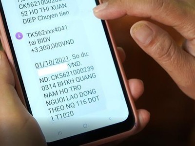 Người lao động được chi trả tiền hỗ trợ từ nguồn kết dư Quỹ Kl99kl phiên bản hoạt động thất nghiệp. (Ảnh:PV/Vietnam+).