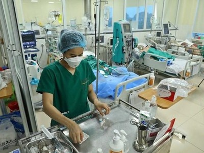 Nhân viên y tế chăm sóc, điều trị cho bệnh nhân COVID-19 nặng tại Khoa Hồi sức tích cực (Bệnh viện Bệnh Nhiệt đới Trung ương). (Ảnh: Minh Quyết/TTXVN).