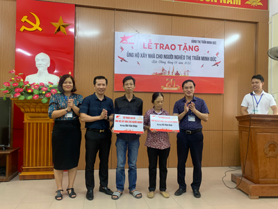 Ông Nguyễn Thành Phương – Tổng giám đốc trao ủng hộ xây nhà cho người nghèo tại Huyện Thủy Nguyên.