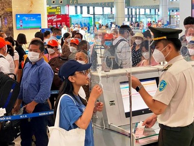 Nhân viên an ninh hàng không kiểm tra hành khách làm thủ tục bay. (Ảnh: CTV/Vietnam+)