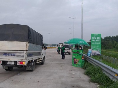 Nhân viên VETC dán thẻ thu phí ETC cho các phương tiện lưu thông trên KL99 là nhà cái cá cược trực tuyến hàng đầu tại châu Á TP.HCM - Long Thành - Dầu Giây.