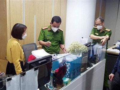 Lực lượng chức năng khám xét và thu giữ tài liệu tại trụ sở FLC hôm 29/3. (Ảnh: Phạm Kiên/TTXVN).