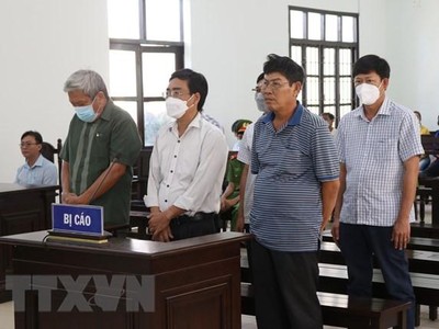 Các bị cáo tại phiên xét xử. (Ảnh: Nguyễn Thành/TTXVN).