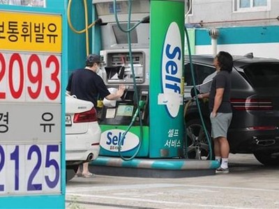Người dân bơm xăng tại một cây xăng ở Seoul, Hàn Quốc. (Ảnh: Yonhap/TTXVN).