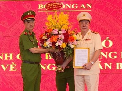 Thứ trưởng Nguyễn Duy Ngọc trao quyết định điều động giữ chức vụ Cục trưởng Cục Cảnh sát QLHC về TTXH đối với Đại tá Nguyễn Quốc Hùng. (Nguồn: cand.com.vn)