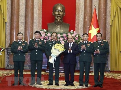 Chủ tịch nước Nguyễn Xuân Phúc và lãnh đạo Bộ Quốc phòng chúc mừng Thượng tướng Phùng Sĩ Tấn. (Ảnh: Thống Nhất/TTXVN).