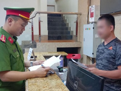 Cán bộ Phòng Cảnh sát phòng cháy, chữa cháy và cứu nạn, cứu hộ kiểm tra cơ sở Kl992 VIP Trang Chủ 2026 dịch vụ karaoke ở huyện Việt Yên.