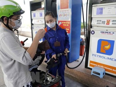 Mua bán xăng, dầu tại cửa hàng Kl992 VIP Trang Chủ 2026 KL99 dịch vụ hỗ trợ 24/7 trên phố Lạc Trung, Hà Nội. (Ảnh: Trần Việt/TTXVN)