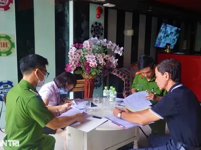 Công an kiểm tra điều kiện PCCC tại một quán karaoke tại Đà Nẵng (Ảnh: Hoài Sơn).