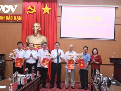 Ông Hoàng Duy Chinh, Bí thư Tỉnh ủy Bắc Kạn (đứng giữa) trao quyết định và tặng hoa chúc mừng các cán bộ chủ chốt được điều động, luân chuyển.