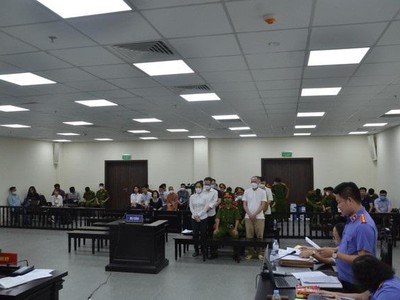 Các bị cáo tại phiên toà sáng 17/9.