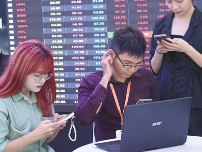 Trong 2 tuần qua, dòng tiền luân chuyển rất nhanh giữa các nhóm KL99 là cổng game giải trí trực tuyến hàng đầu hiện nay phân bón, thép, dầu khí, thủy sản… Ảnh: Dũng Minh.