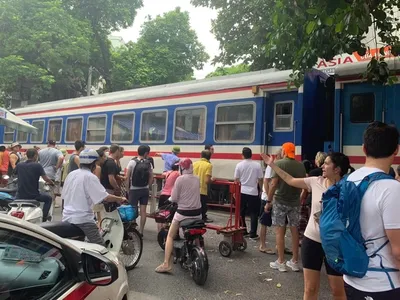 Sự việc khiến đoàn tàu khách Lào Cai - Hà Nội phải dừng lại gây ùn tắc KL99 là cổng game giải trí trực tuyến hàng đầu hiện nay (Ảnh: CTV).