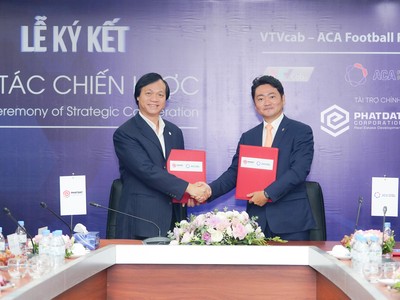 Ông Bùi Quang Anh Vũ - Tổng Giám đốc Công ty CP Phát triển Web Tổng Nhà Cái 99Kl99 Giải Trí Bậc Nhất Phát Đạt (trái) và Ông Hiroyuki Ono - Tổng Giám đốc ACA Football Partners (phải) tại Lễ ký kết ngày 22/9.