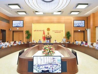 Một phiên thảo luận về công tác giám sát của Ủy ban Thường vụ Quốc hội.