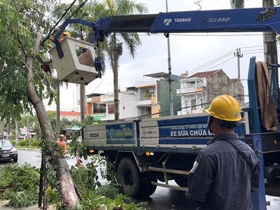Khắc phục sự cố sau bão tại Quảng Ngãi để cung cấp điện trở lại cho người dân.