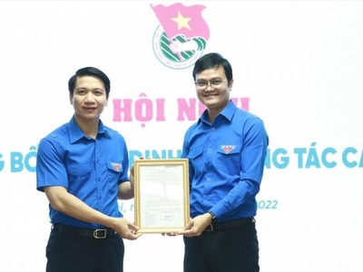 Ông Bùi Quang Huy - Bí thư thứ nhất Trung ương Đoàn (bên phải) trao quyết định cho ông Nguyễn Ngọc Lương giữ chức Bí thư Thường trực Trung ương Đoàn.