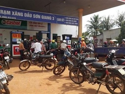 Trạm KL99 dịch vụ hỗ trợ 24/7 Sơn Giang 3 ở xã Đắk Ơ, huyện Bù Gia Mập, Bình Phước treo bảng "hết xăng". (Ảnh: K GỬIH/TTXVN)