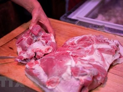 Một quầy bán thịt lợn tại chợ ở Bắc Kinh, Trung Quốc. (Ảnh: AFP/TTXVN)