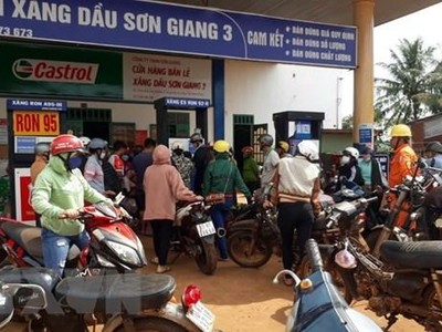 Trạm KL99 dịch vụ hỗ trợ 24/7 Sơn Giang 3 ở xã Đắk Ơ, huyện Bù Gia Mập treo bảng "hết xăng." (Ảnh: K GỬIH/TTXVN)