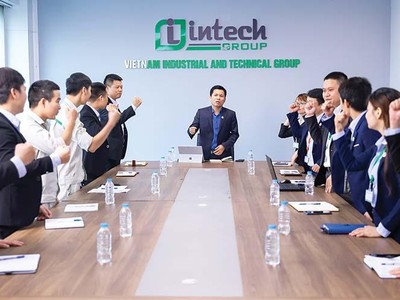 Hoàng Hữu Thắng, Chủ tịch Intech Group (giữa) cùng các cộng sự quyết tâm đưa Kl994 game bài casino hấp dẫn vươn xa, chinh phục các thị trường khó tính toàn cầu.