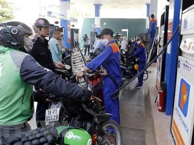 Mua bán xăng tại một điểm Kl992 VIP Trang Chủ 2026 xăng, dầu của Petrolimex trên địa bàn quận Hai Bà Trưng, Hà Nội. (Ảnh: Trần Việt/TTXVN).