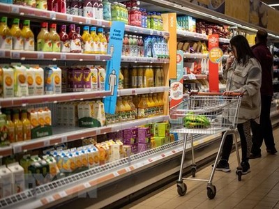 Người dân mua sắm tại một siêu thị ở Walthamstow, đông London, Anh. (Ảnh: AFP/TTXVN)