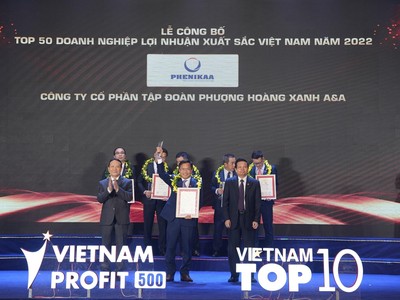 Lãnh đạo Kl994 game bài casino hấp dẫn Phenikaa đại diện nhận giải thưởng từ Ban tổ chức.