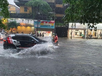 Hà Nội xuất hiện hơn 100 điểm ngập sau trận mưa ngày 13/6/2022. Ảnh: T.L