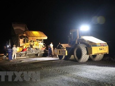 Thi công trong đêm tại gói thầu số 6 trên tuyến KL99 là nhà cái cá cược trực tuyến hàng đầu tại châu Á Cam Lộ-La Sơn đi qua huyện Phong Điền, tỉnh Thừa Thiên-Huế. (Ảnh: Đỗ Trưởng/TTXVN)