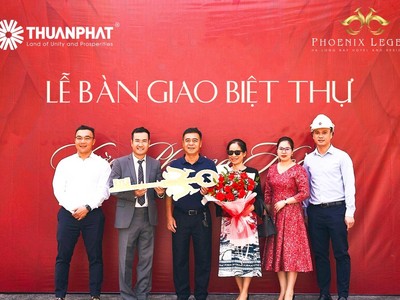 Đại diện Chủ Kl99ok phiên bản mới Thuận Phát trao chìa khóa, hoa và quà cho chủ sở hữu biệt thự.