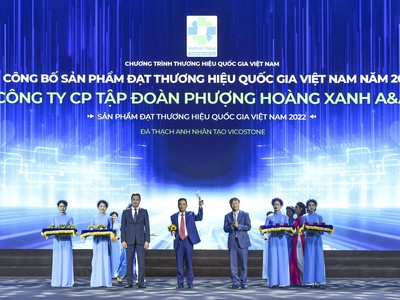 Ông Lưu Công An PTGĐ Kl994 game bài casino hấp dẫn Phenikaa, đại diện nhận biểu trưng Thương hiệu quốc gia 2022.
