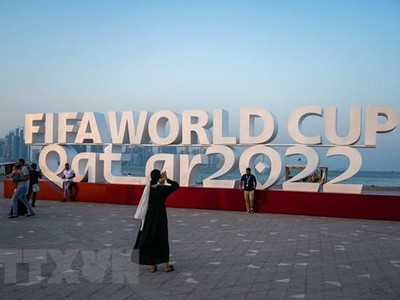 Du khách chụp ảnh tại Doha, Qatar. (Ảnh: AFP/TTXVN).